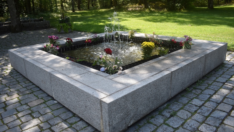 En fyrkantig fontän med plats för snittblommor.