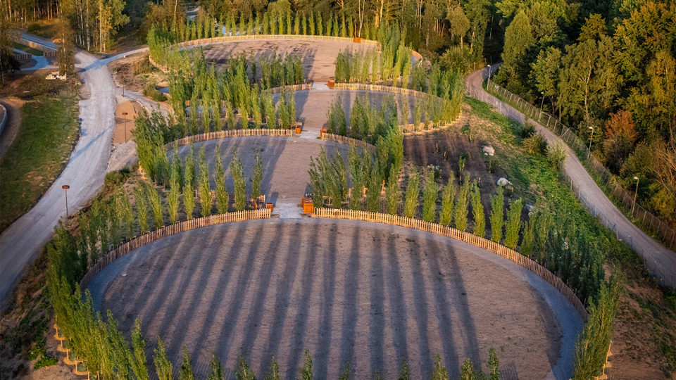 Flygbild över gravöar på Järva begravningsplats.